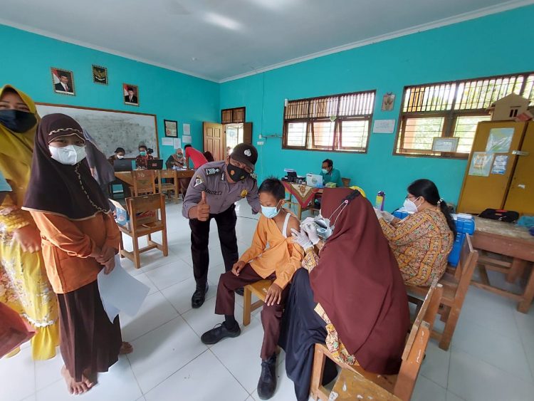 Sambangi Sejumlah Sekolah Dasar, Polsek Ukui dan Nakes Maksimalkan Vaksinasi Anak 6-11 Tahun