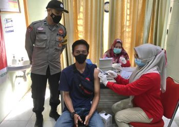Polsek Pangkalan Kerinci Kawal Vaksinasi Masyarakat di Puskesmas