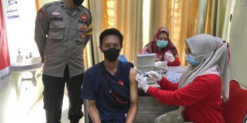 Polsek Pangkalan Kerinci Kawal Vaksinasi Masyarakat di Puskesmas