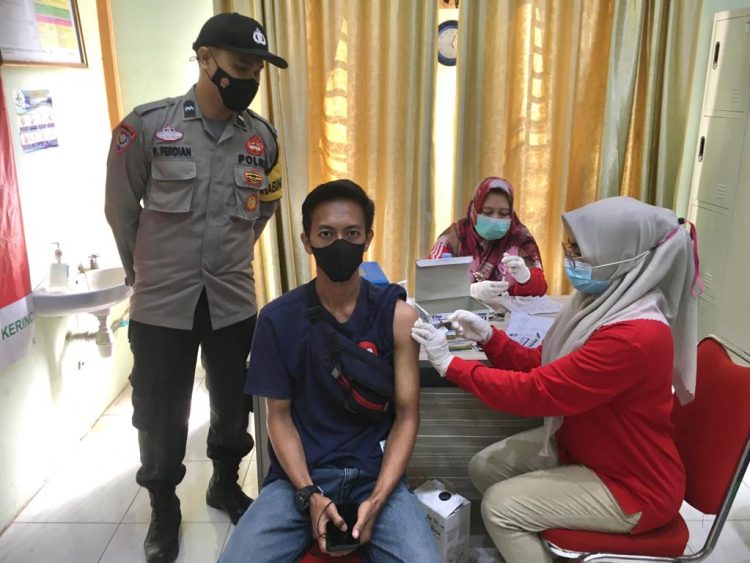 Polsek Pangkalan Kerinci Kawal Vaksinasi Masyarakat di Puskesmas