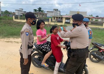 Cegah Wilkum Terpapar Dari Covid-19, Polsek Teluk Meranti Bagikan Masker