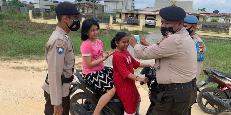 Cegah Wilkum Terpapar Dari Covid-19, Polsek Teluk Meranti Bagikan Masker