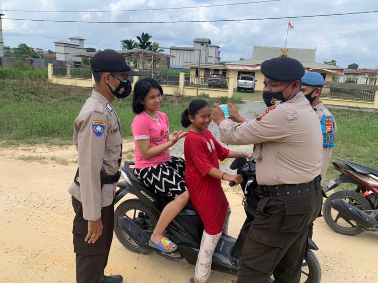 Cegah Wilkum Terpapar Dari Covid-19, Polsek Teluk Meranti Bagikan Masker