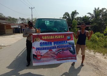 Sambangi Supir Truk, Polsubsektor Pelalawan Edukasi Soal Saber Pungli
