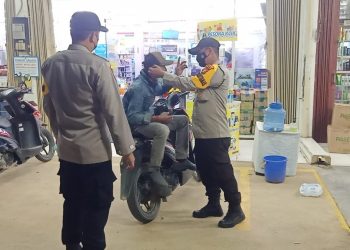Disela Imbau Prokes, Polsek Pangkalan Lesung Juga Bagikan Masker Gratis