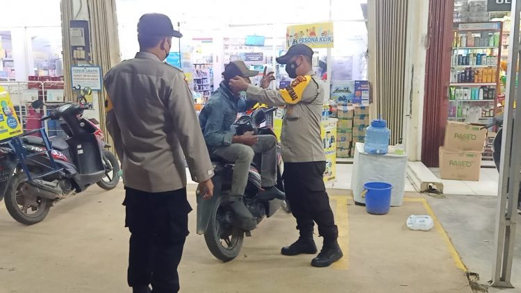 Disela Imbau Prokes, Polsek Pangkalan Lesung Juga Bagikan Masker Gratis