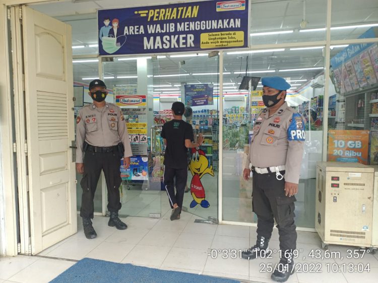 Ciptakan Lingkungan Kondusif, Polsek Kerumutan Lakukan Patroli di Swalayan