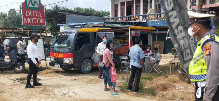 Satlantas Polsek Ukui dan Urkes Polres Pelalawan Gelar Vaksinasi dan Sim Keliling