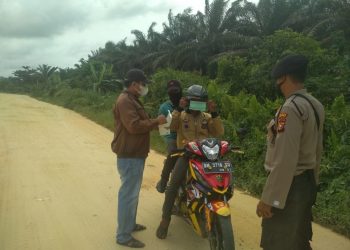 Anggota Polsek Teluk Meranti Melaksanakan Pembagian Masker