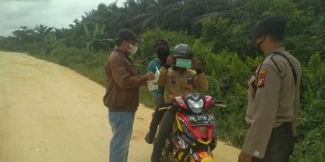 Anggota Polsek Teluk Meranti Melaksanakan Pembagian Masker