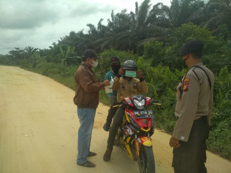 Anggota Polsek Teluk Meranti Melaksanakan Pembagian Masker