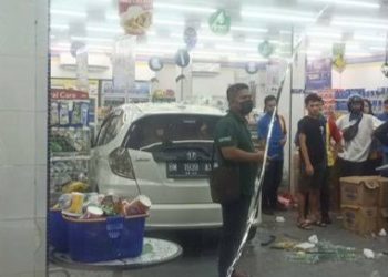 Mobil Seruduk Indomaret di Pekanbaru