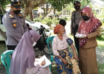 Polsek Ukui, Nakes dan Aparatur Desa Laksanakan Vaksinasi untuk Lansia secara Door to Door