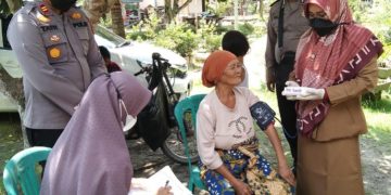 Polsek Ukui, Nakes dan Aparatur Desa Laksanakan Vaksinasi untuk Lansia secara Door to Door