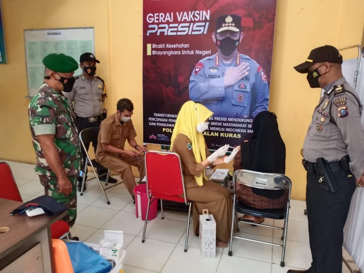 Polsek Pangkalan Kuras Pantau Giat Vaksinasi, Lakukan Pendataan dan Imbau Terapkan Prokes