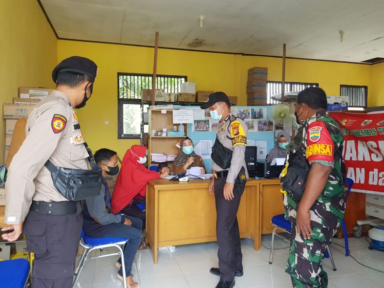 Polisi Pantau Giat di Gerai Vaksinasi Teluk Meranti