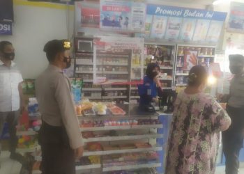 Sambangi Pusat Keramaian, Polsek Pangkalan Kerinci Ingatkan Masyarakat untuk Terapkan Prokes