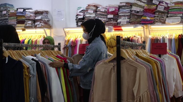 Selain Gamis Malaysia, Famys Hijab Juga Hadirkan Fashion Trendi Kekinian
