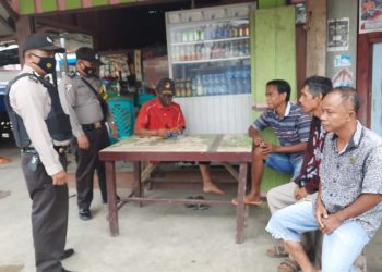 Personil Polsek Ukui Edukasi Warga yang Langgar Prokes