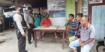 Personil Polsek Ukui Edukasi Warga yang Langgar Prokes