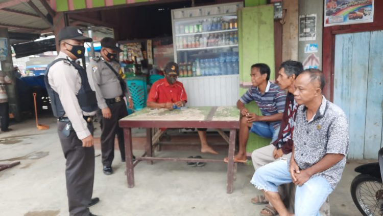 Personil Polsek Ukui Edukasi Warga yang Langgar Prokes