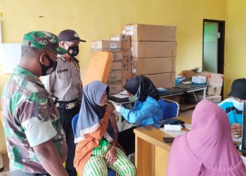 Personil Polsek Teluk Meranti Dikerahkan Untuk Pantau Giat Vaksinasi di Desa Wilayah Hukum