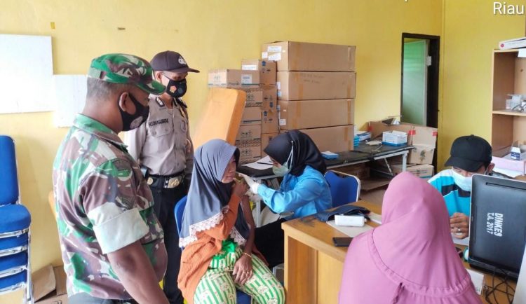 Personil Polsek Teluk Meranti Dikerahkan Untuk Pantau Giat Vaksinasi di Desa Wilayah Hukum