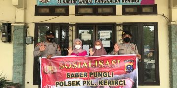 Sosialisasi Saber Pungli Kepada Pegawai, Polsek Pangkalan Kerinci Sambangi Kantor Camat