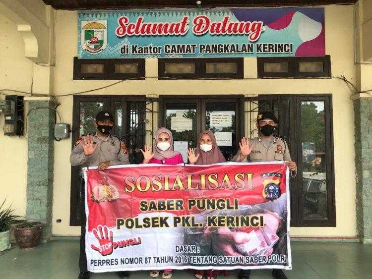 Sosialisasi Saber Pungli Kepada Pegawai, Polsek Pangkalan Kerinci Sambangi Kantor Camat