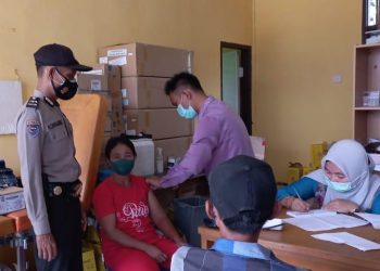 Sukseskan Giat Vaksinasi di Wilayah Binaan, Polsek Teluk Meranti Bantu Kawal