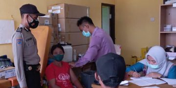 Sukseskan Giat Vaksinasi di Wilayah Binaan, Polsek Teluk Meranti Bantu Kawal