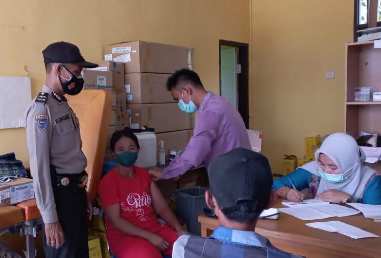 Sukseskan Giat Vaksinasi di Wilayah Binaan, Polsek Teluk Meranti Bantu Kawal