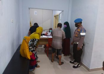 Personil Polsek Ukui Tinjau Pelaksanaan Vaksinasi di Puskesmas