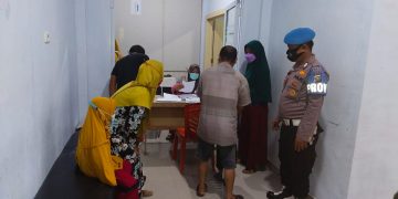 Personil Polsek Ukui Tinjau Pelaksanaan Vaksinasi di Puskesmas