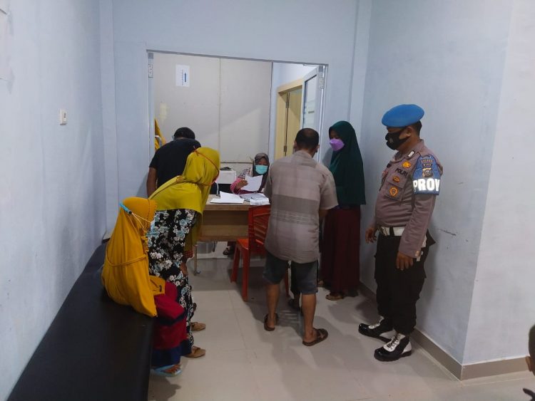 Personil Polsek Ukui Tinjau Pelaksanaan Vaksinasi di Puskesmas