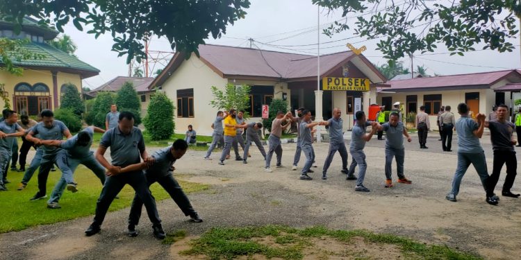 Asah Kemampuan, Personil Polsek Pangkalan Kuras Laksanakan Latihan Bela Diri