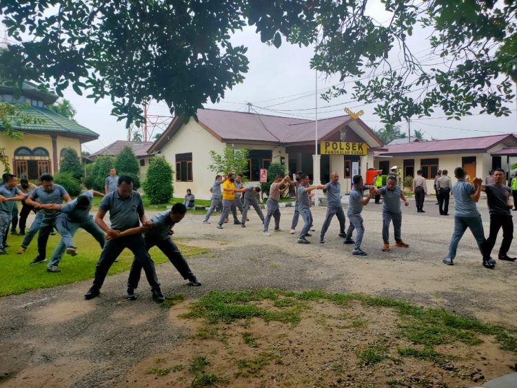 Asah Kemampuan, Personil Polsek Pangkalan Kuras Laksanakan Latihan Bela Diri