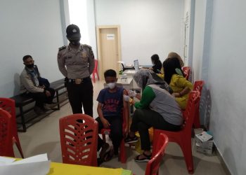 Polsek Ukui dan Nakes Terus Buka Layanan Vaksinasi di Puskesmas