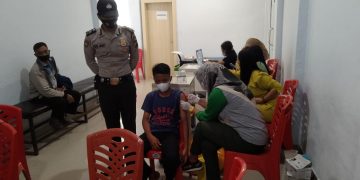 Polsek Ukui dan Nakes Terus Buka Layanan Vaksinasi di Puskesmas