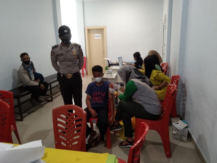 Polsek Ukui dan Nakes Terus Buka Layanan Vaksinasi di Puskesmas