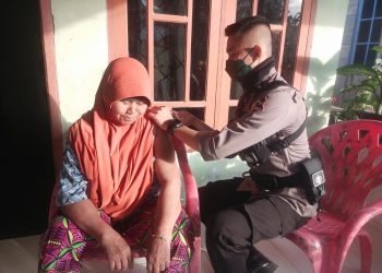 Polsek Langgam Terus Lakukan Vaksinasi Door to Door