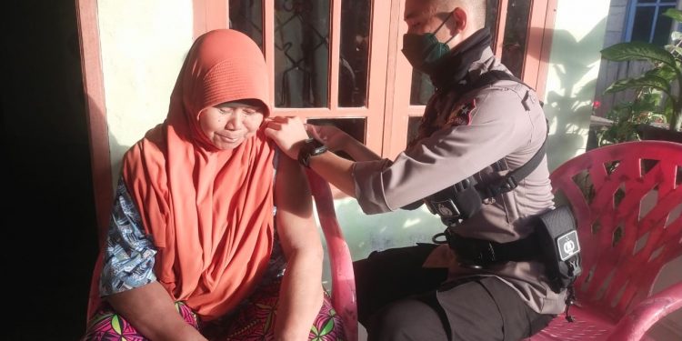 Polsek Langgam Terus Lakukan Vaksinasi Door to Door