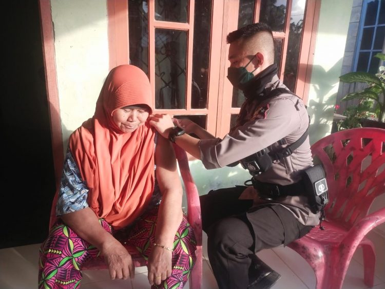 Polsek Langgam Terus Lakukan Vaksinasi Door to Door