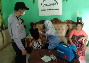 Akhir Pekan, Polsek Ukui dan Puskesmas Gelar Vaksinasi Lansia Door To Door