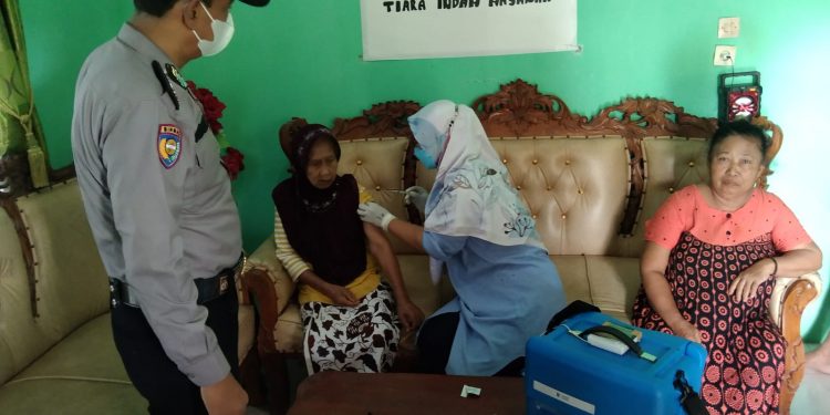 Akhir Pekan, Polsek Ukui dan Puskesmas Gelar Vaksinasi Lansia Door To Door