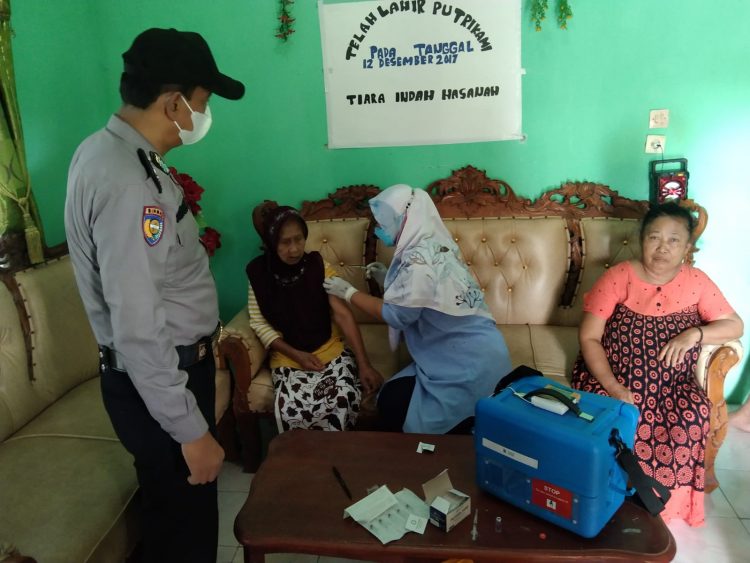Akhir Pekan, Polsek Ukui dan Puskesmas Gelar Vaksinasi Lansia Door To Door