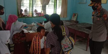 Dorong Percepatan Vaksinasi, Kapolsek Pangkalan Kuras Turun Langsung Lakukan Pengamanan