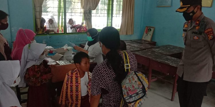 Dorong Percepatan Vaksinasi, Kapolsek Pangkalan Kuras Turun Langsung Lakukan Pengamanan