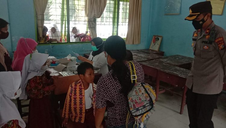 Dorong Percepatan Vaksinasi, Kapolsek Pangkalan Kuras Turun Langsung Lakukan Pengamanan