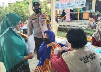 Vaksinasi di Desa Bukit Gajah, Polsek Ukui dan Nakes Prioritaskan Lansia